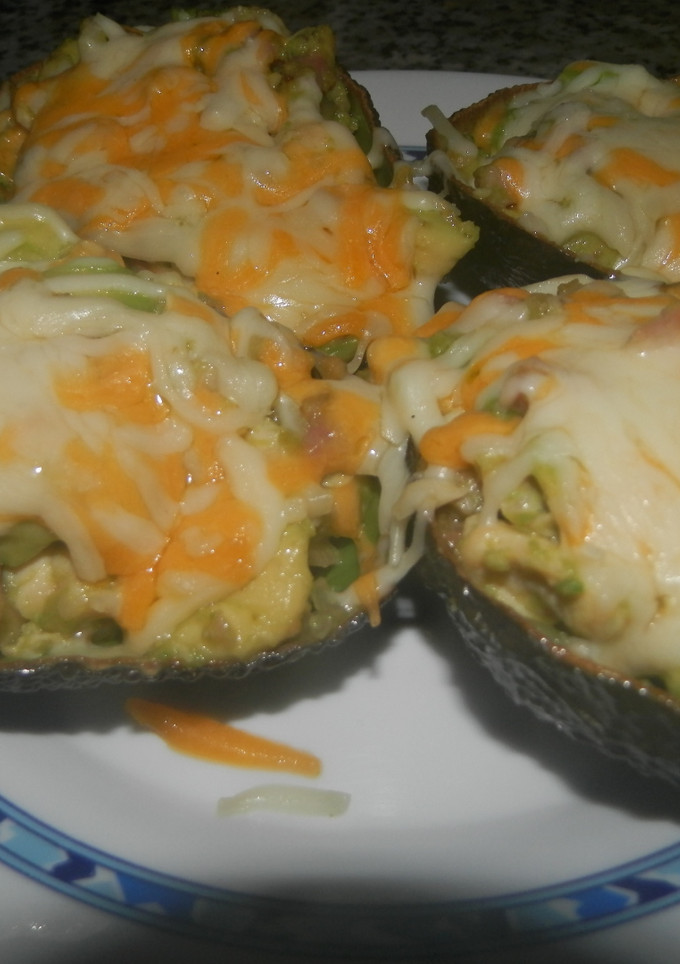 Una foto de Aguacates rellenos de pollo y beicon