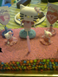 Una foto de Torta kitty cumpleaños gemelas