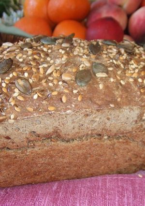 Una foto de Pan integral con semillas variadas