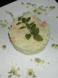 Una foto de Risotto de salmón con aceite de albahaca y orégano
