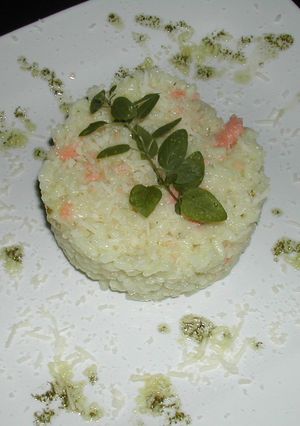 Una foto de Risotto de salmón con aceite de albahaca y orégano