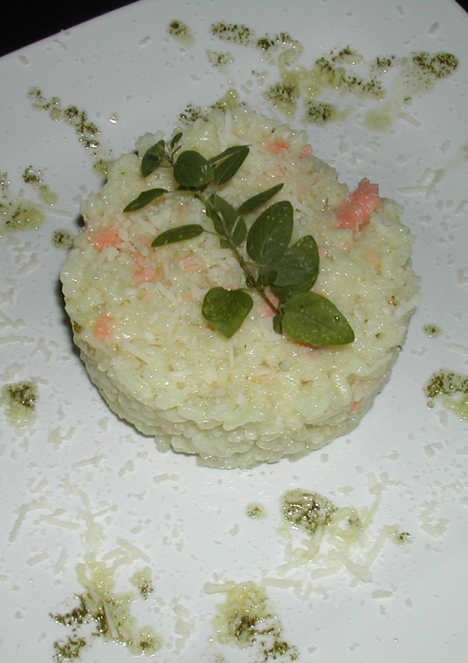 Una foto de Risotto de salmón con aceite de albahaca y orégano