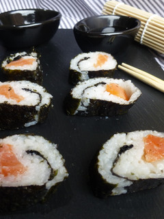 Una foto de Makis de salmón