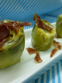 Una foto de Alcachofas con queso y crujiente de jamón