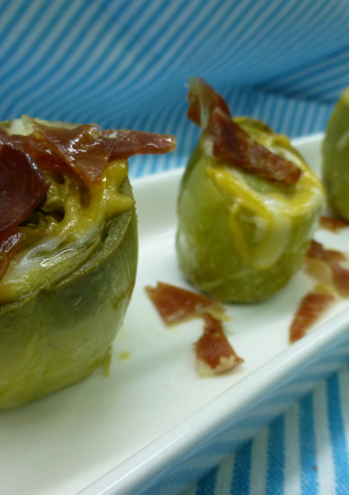 Una foto de Alcachofas con queso y crujiente de jamón