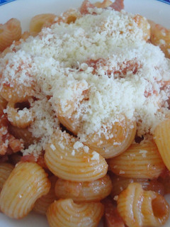 Una foto de Macarrones con salsa amatriciana