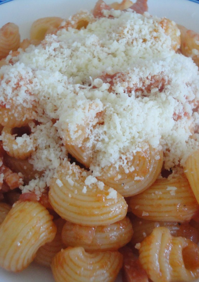 Una foto de Macarrones con salsa amatriciana