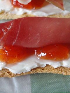 Una foto de Tosta de jamón, queso y mermelada
