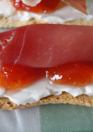 Una foto de Tosta de jamón, queso y mermelada