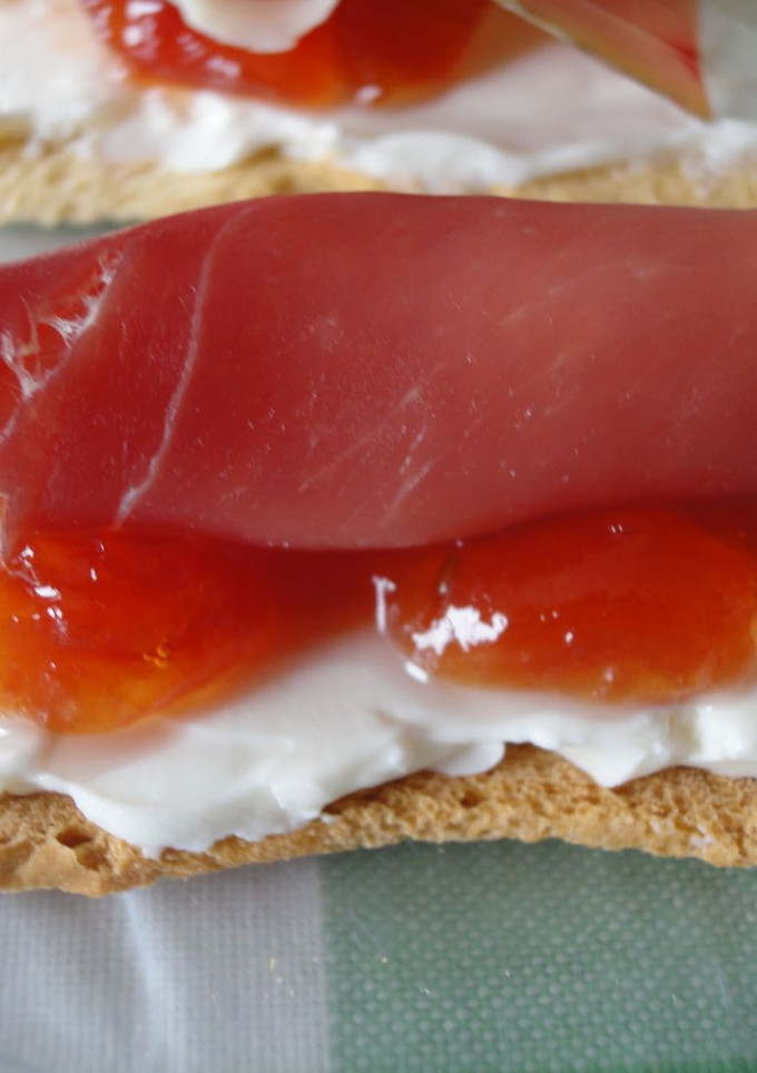 Una foto de Tosta de jamón, queso y mermelada