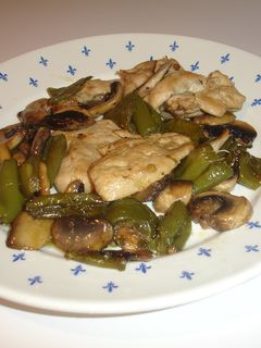 Una foto de Pechuga revuelta con pimientos verdes y champiñones