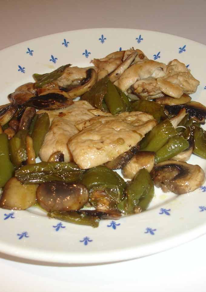 Una foto de Pechuga revuelta con pimientos verdes y champiñones