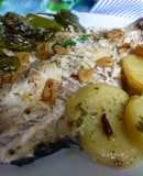 Sargo al horno con patatas y pimientos del padrón