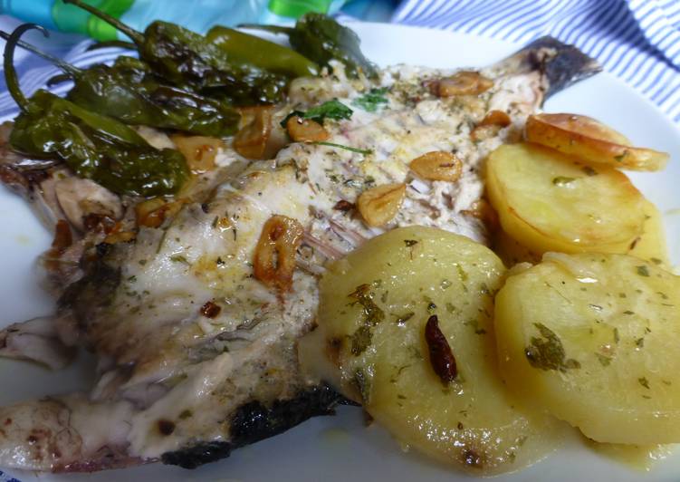 Sargo al horno con patatas y pimientos del padrón