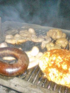 Una foto de Asado a la parrilla de chinchulines crocantes