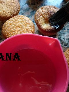 Una foto de Cupcakes de frutillas bañadas con almíbar de limón