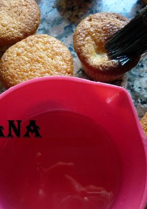 Una foto de Cupcakes de frutillas bañadas con almíbar de limón