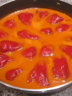 Una foto de Pimientos del piquillo rellenos de bacalao con salsa de pimientos