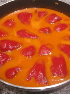 Una foto de Pimientos del piquillo rellenos de bacalao con salsa de pimientos