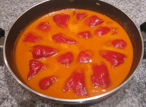Foto principal de Pimientos del piquillo rellenos de bacalao con salsa de pimientos