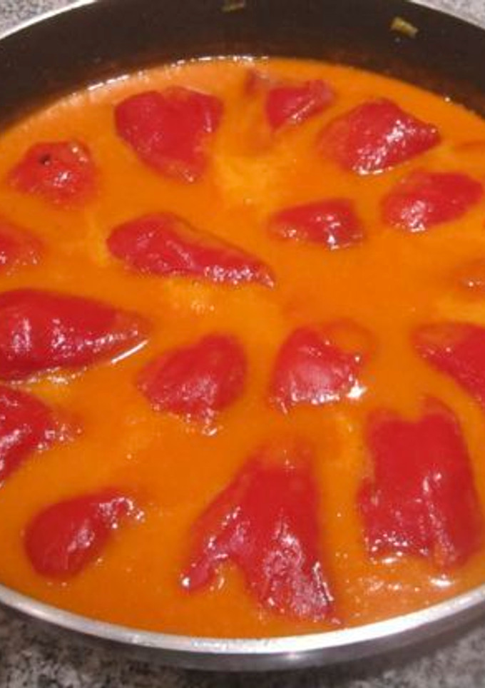 Una foto de Pimientos del piquillo rellenos de bacalao con salsa de pimientos