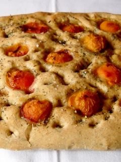 Una foto de Focaccia con albaricoques