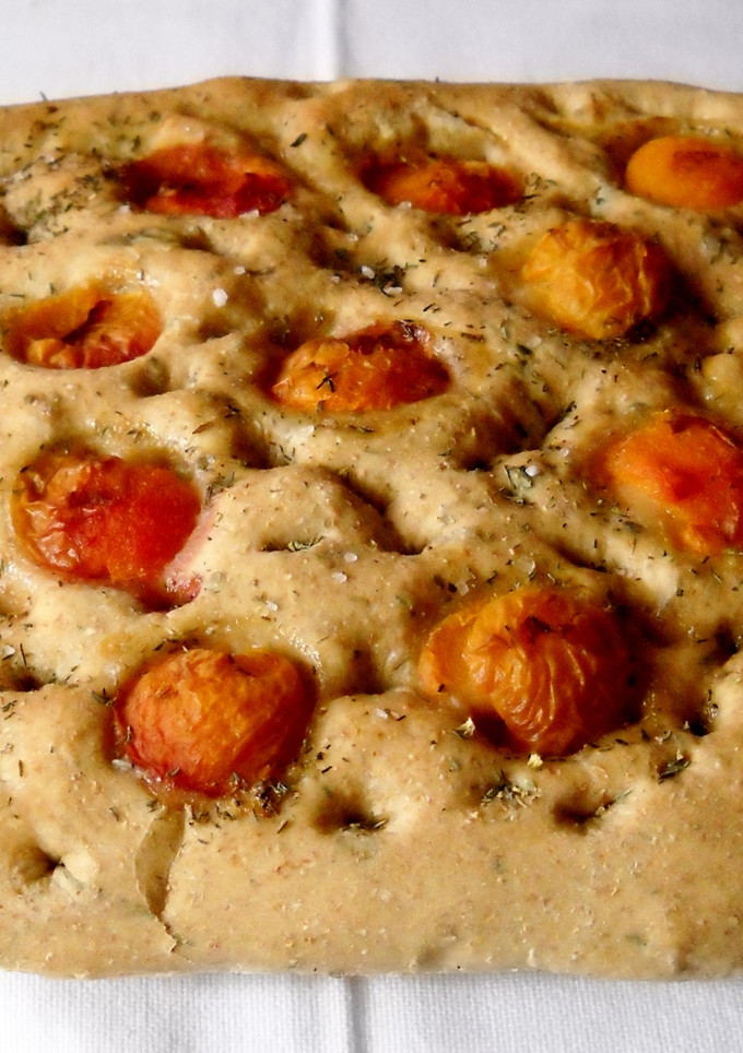 Una foto de Focaccia con albaricoques