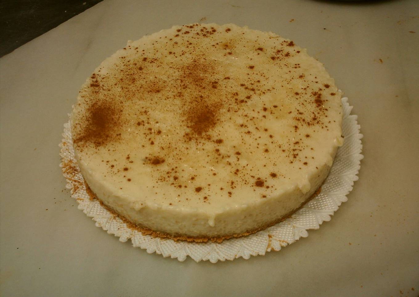 Tarta de arroz con leche con base de galletas