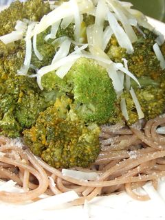 Una foto de Spaghetti integrales con brécol y queso cheddar