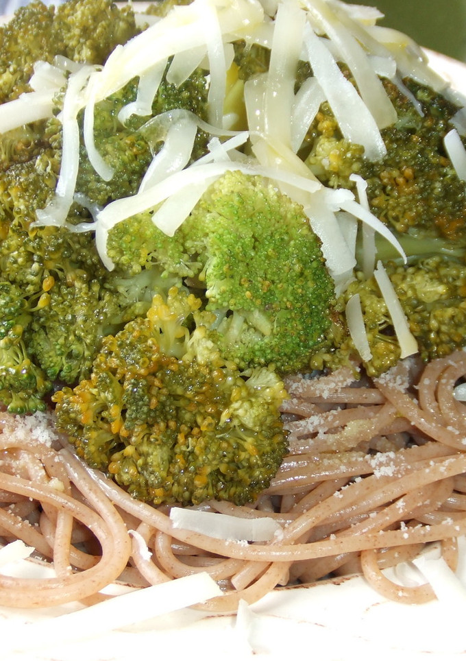 Una foto de Spaghetti integrales con brécol y queso cheddar