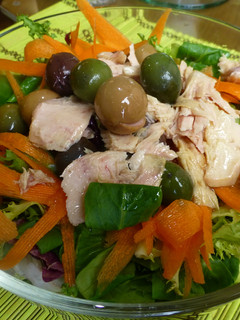 Una foto de Ensalada de lechugas, ventresca, zahahorias y aceitunas