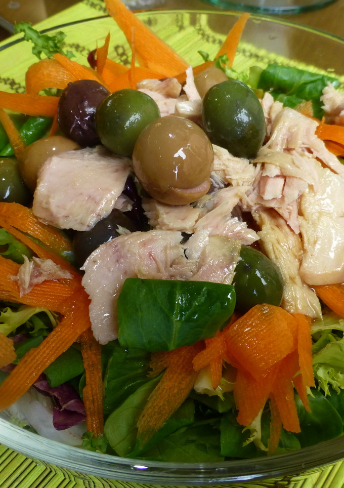 Una foto de Ensalada de lechugas, ventresca, zahahorias y aceitunas