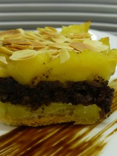Una foto de Milhojas de patata confitada, morcilla y manzana caramelizada