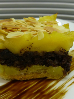 Una foto de Milhojas de patata confitada, morcilla y manzana caramelizada