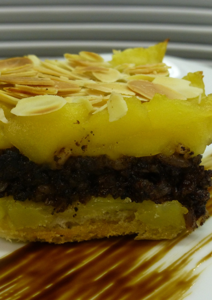Una foto de Milhojas de patata confitada, morcilla y manzana caramelizada