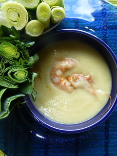 Una foto de Crema de puerros con langostinos