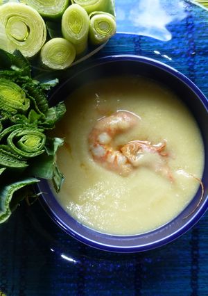 Una foto de Crema de puerros con langostinos