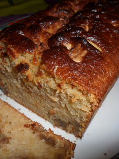 Una foto de Bizcocho fácil de manzana, nueces y canela