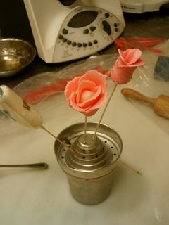 Una foto de Flores de pastillaje hechas con regaliz