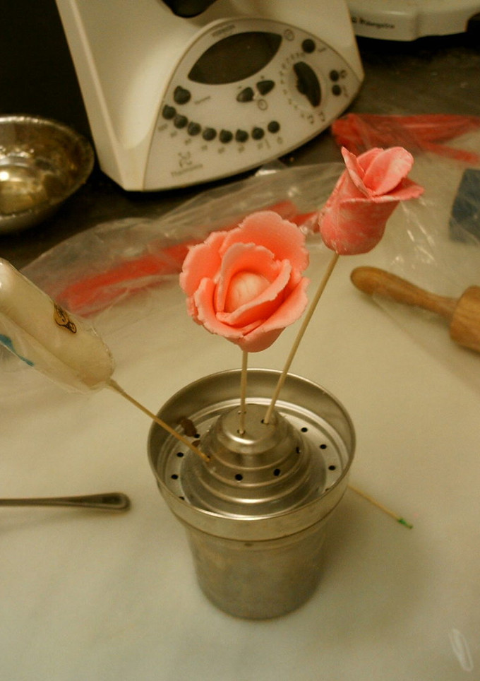 Una foto de Flores de pastillaje hechas con regaliz