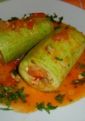 Una foto de Calabacines rellenos de arroz y verduras en salsa de tomate