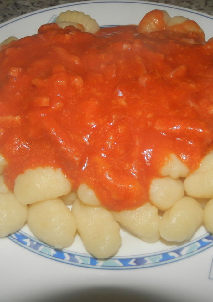 Una foto de Ñoquis con salsa