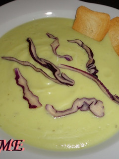 Una foto de Crema de calabacín con mousse de queso