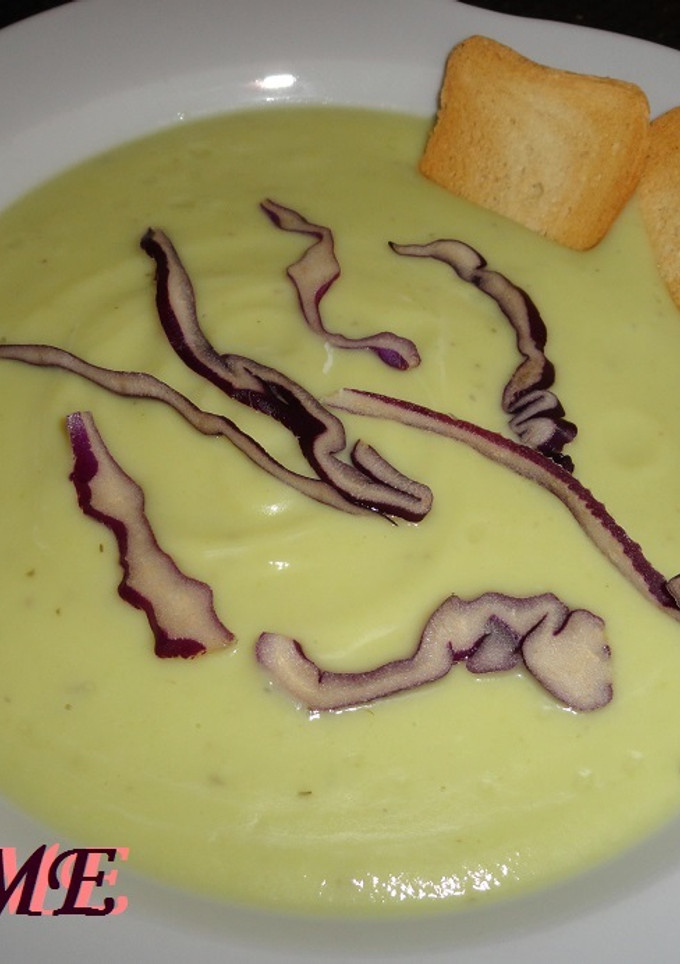 Una foto de Crema de calabacín con mousse de queso