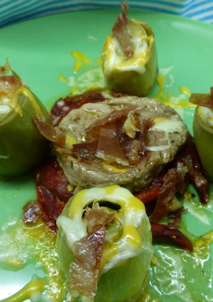 Una foto de Solomillo de cerdo con pimientos y alcachofas