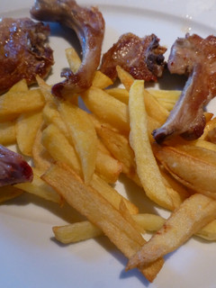 Una foto de Chuletillas de cordero de leche con patatas fritas
