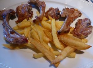 Una foto de Chuletillas de cordero de leche con patatas fritas