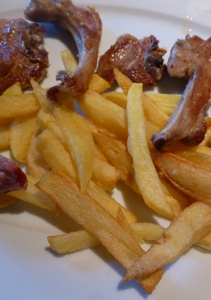 Una foto de Chuletillas de cordero de leche con patatas fritas