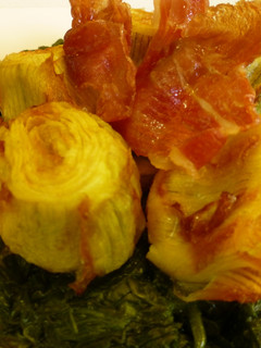 Una foto de Timbal de espinacas y alcachofas con crujiente de jamón