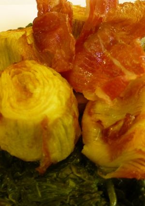 Una foto de Timbal de espinacas y alcachofas con crujiente de jamón